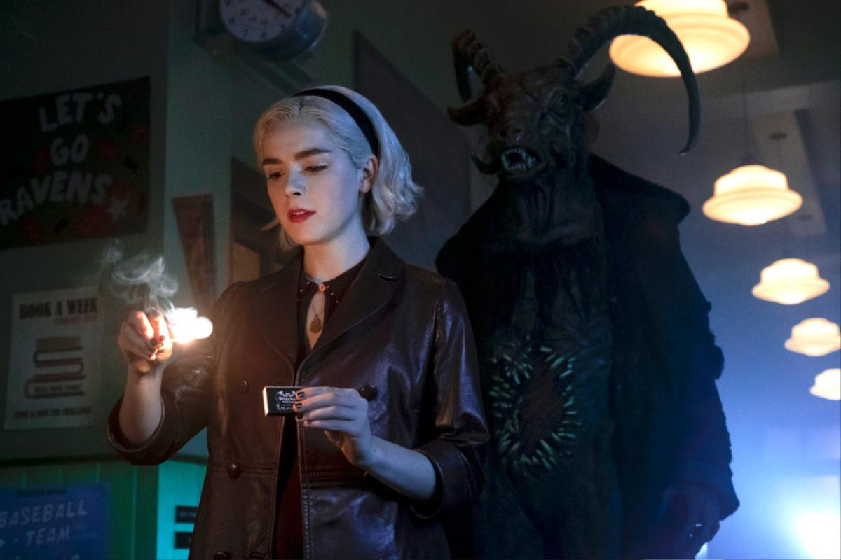 Hưởng ứng Avengers, 'Chilling Adventures of Sabrina' cũng bất thình lình tung trailer season 2 cực nóng bỏng và đen tối Ảnh 1