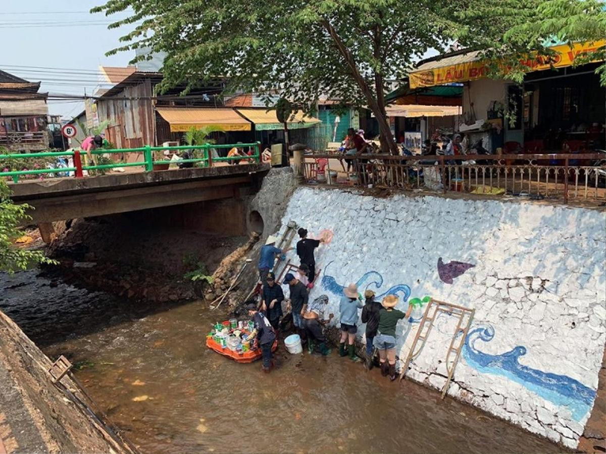 Những hình ảnh đẹp từ thử thách dọn rác - Trào lưu ý nghĩa nhất mạng xã hội Ảnh 3