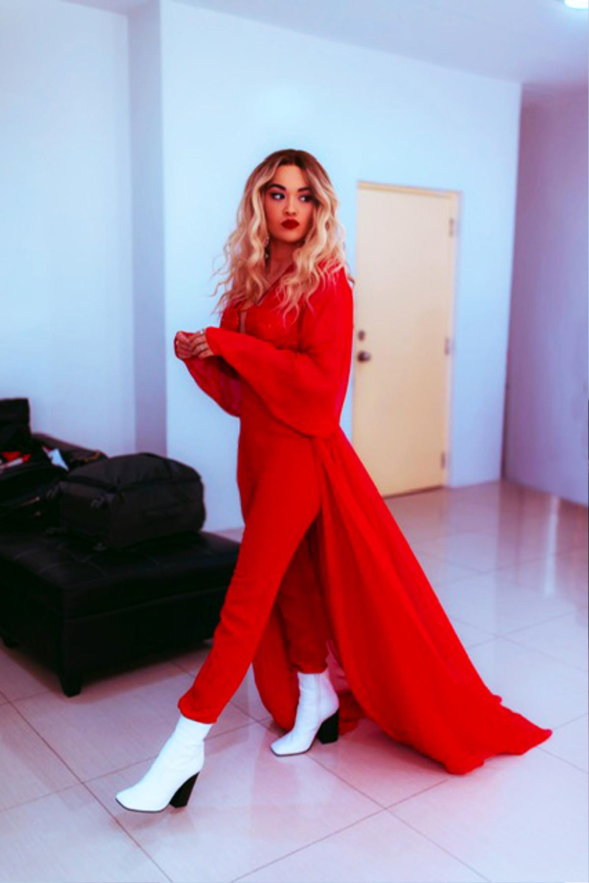 Rita Ora diện sáng tạo của Công Trí 'thổi tung' sân khấu tour diễn Pheonix Ảnh 4