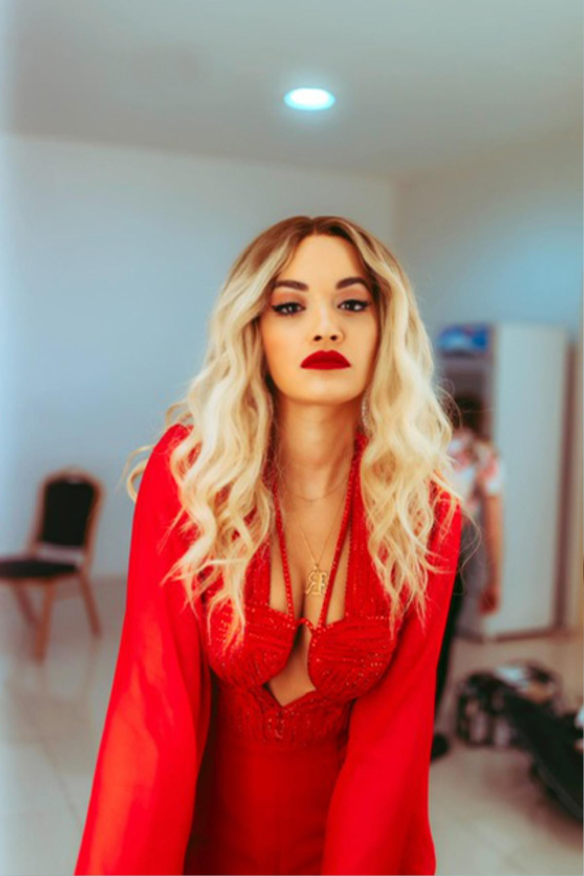 Rita Ora diện sáng tạo của Công Trí 'thổi tung' sân khấu tour diễn Pheonix Ảnh 3