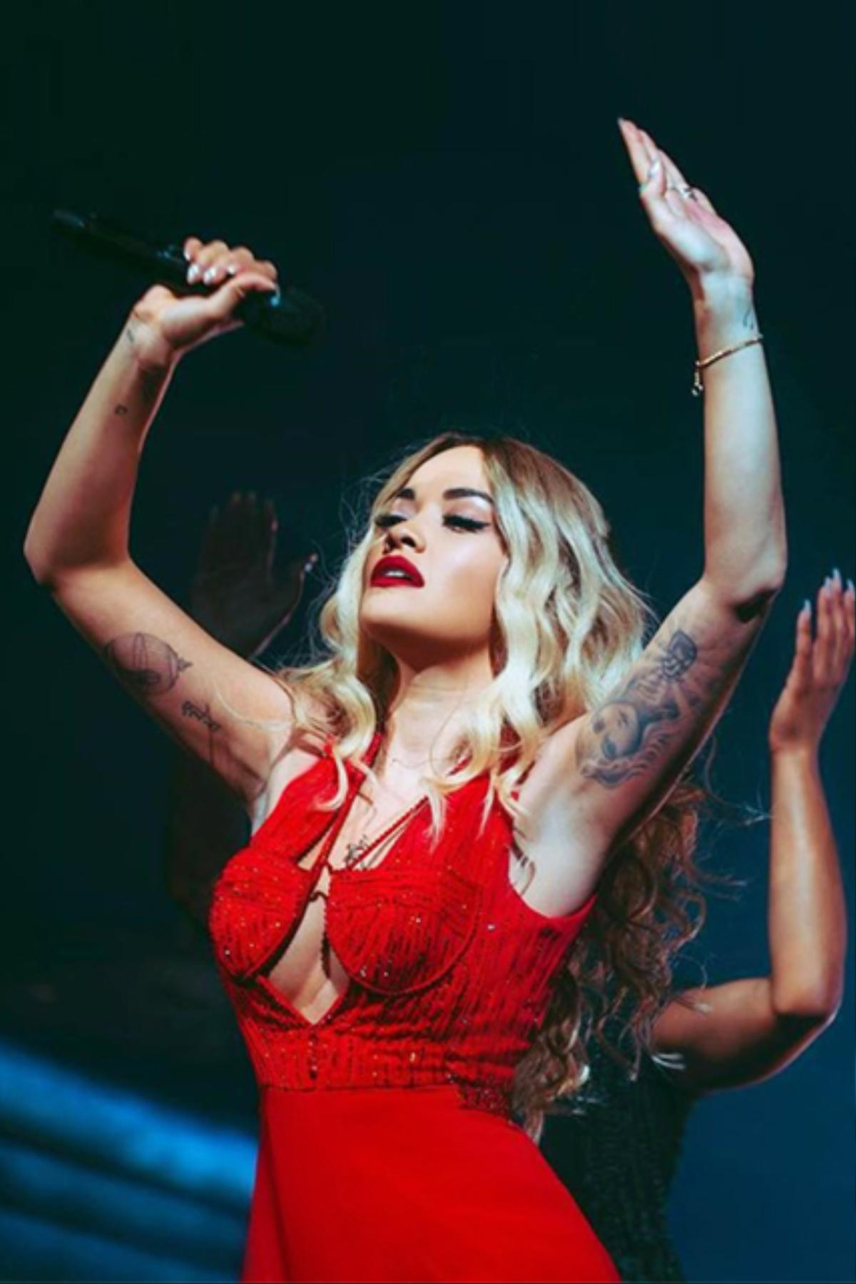 Rita Ora diện sáng tạo của Công Trí 'thổi tung' sân khấu tour diễn Pheonix Ảnh 6