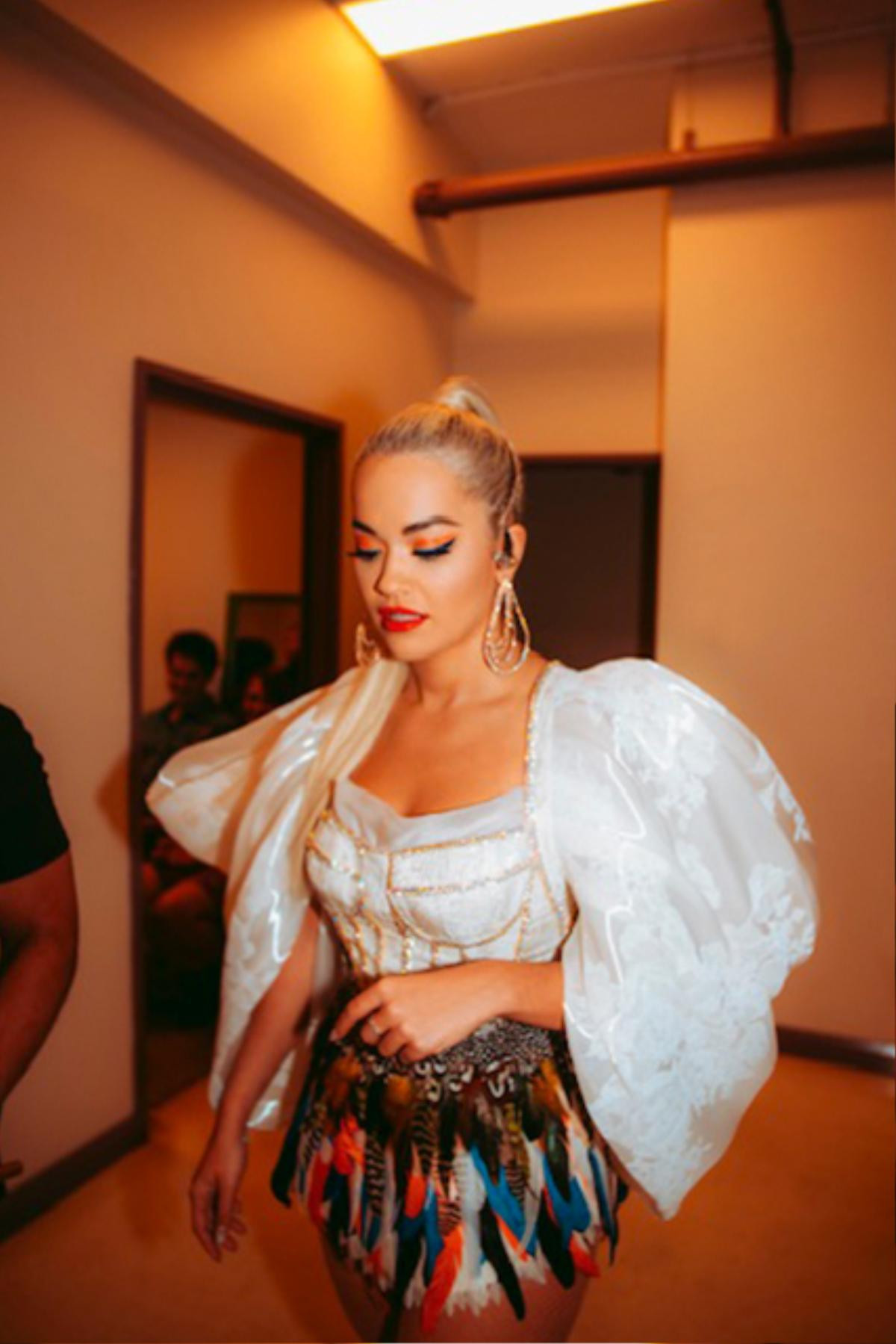 Rita Ora diện sáng tạo của Công Trí 'thổi tung' sân khấu tour diễn Pheonix Ảnh 9