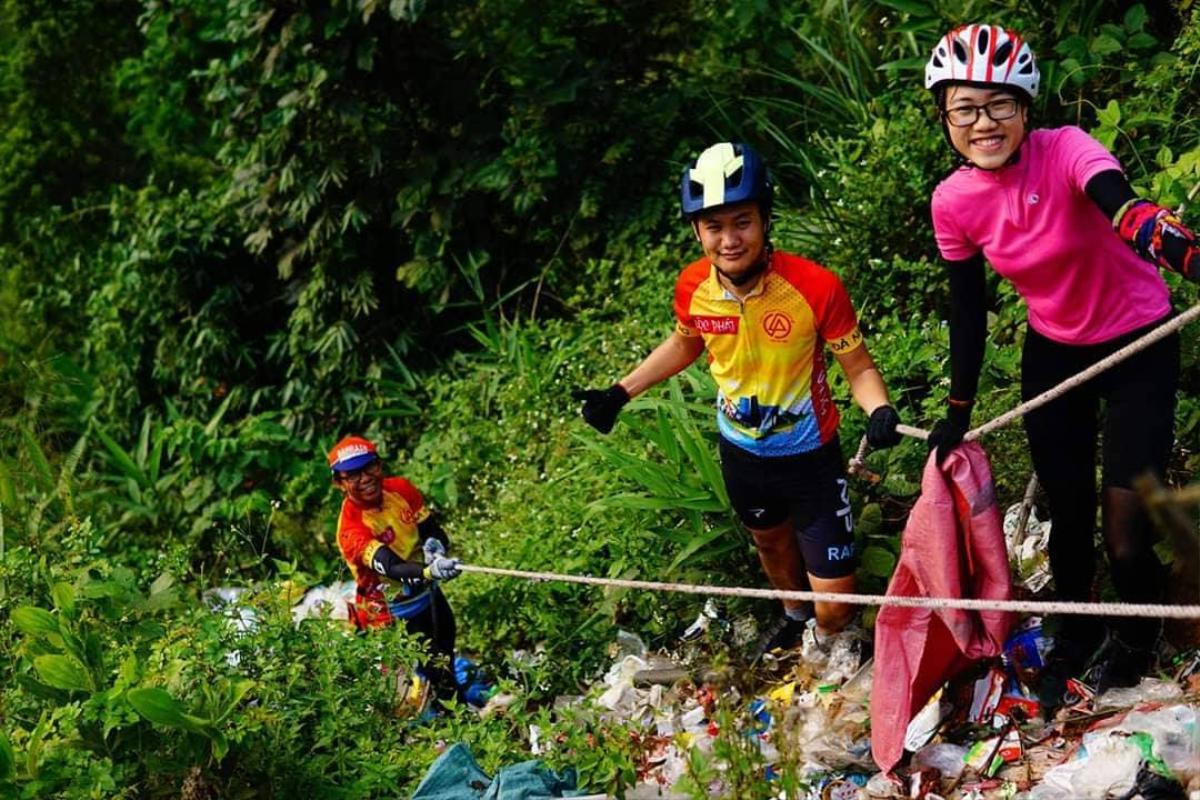 Nhóm bạn trẻ Đà Nẵng đạp xe hơn 85km, leo núi để thực hiện 'Thử thách dọn rác' khiến dân mạng trầm trồ Ảnh 5