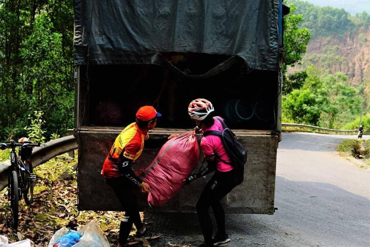 Nhóm bạn trẻ Đà Nẵng đạp xe hơn 85km, leo núi để thực hiện 'Thử thách dọn rác' khiến dân mạng trầm trồ Ảnh 7