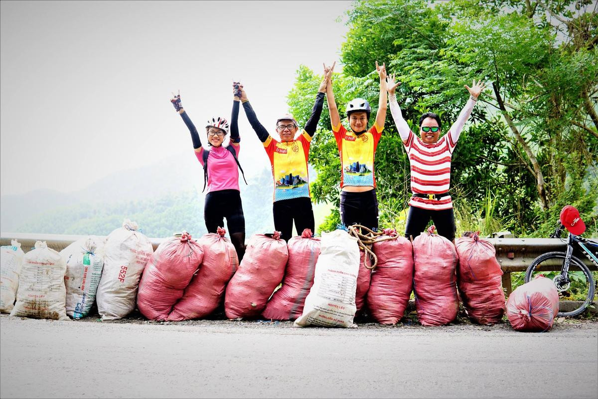 Nhóm bạn trẻ Đà Nẵng đạp xe hơn 85km, leo núi để thực hiện 'Thử thách dọn rác' khiến dân mạng trầm trồ Ảnh 2