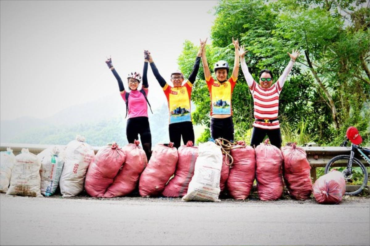 Người trẻ lao đầu vào chỗ bùn lầy dọn rác để làm gì nếu cả triệu người vẫn sử dụng và xả túi nilon tràn lan? Ảnh 7