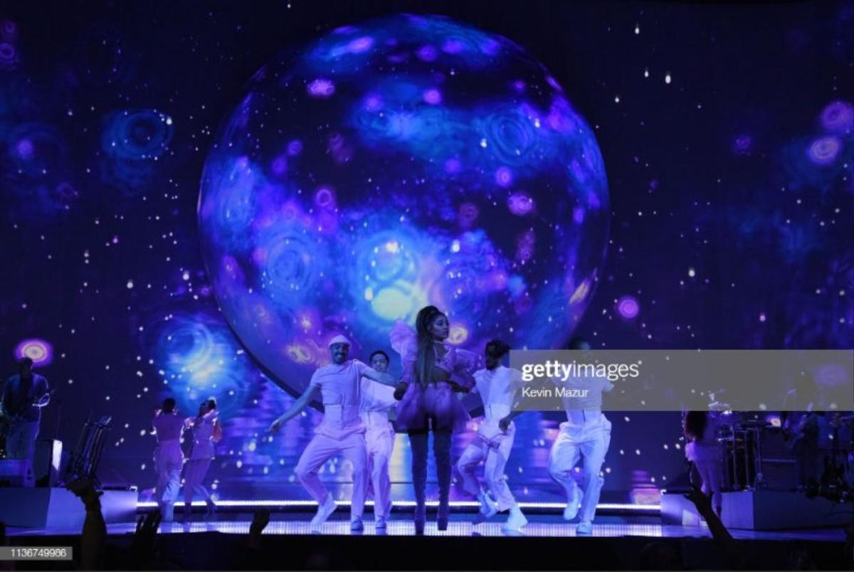 Tổng hợp ảnh lung linh từ 'Sweetener World Tour' đêm đầu tiên: Ariana Grande tưởng niệm Mac Miller khiến fan rơi nước mắt Ảnh 2