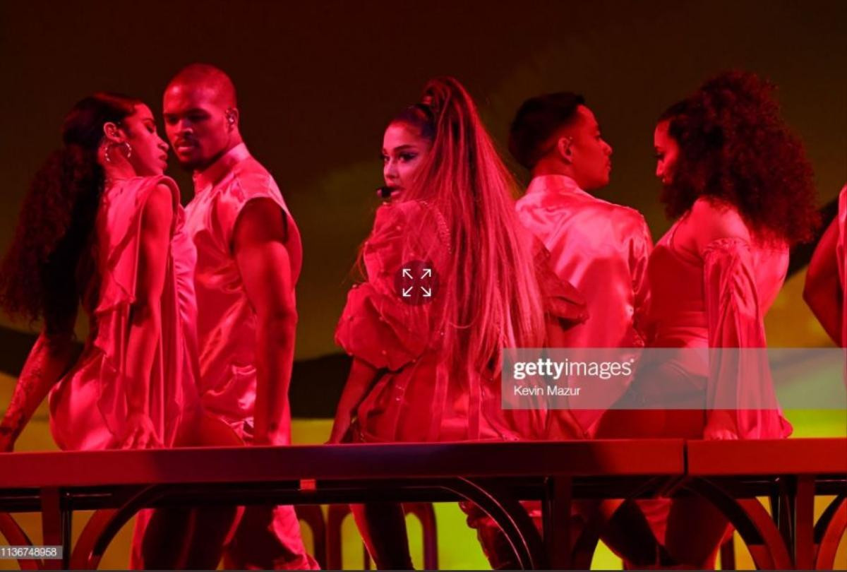 Tổng hợp ảnh lung linh từ 'Sweetener World Tour' đêm đầu tiên: Ariana Grande tưởng niệm Mac Miller khiến fan rơi nước mắt Ảnh 13