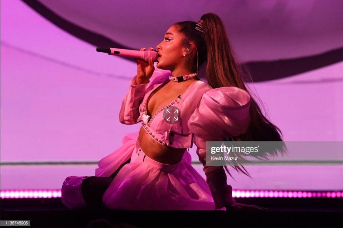 Tổng hợp ảnh lung linh từ 'Sweetener World Tour' đêm đầu tiên: Ariana Grande tưởng niệm Mac Miller khiến fan rơi nước mắt Ảnh 22