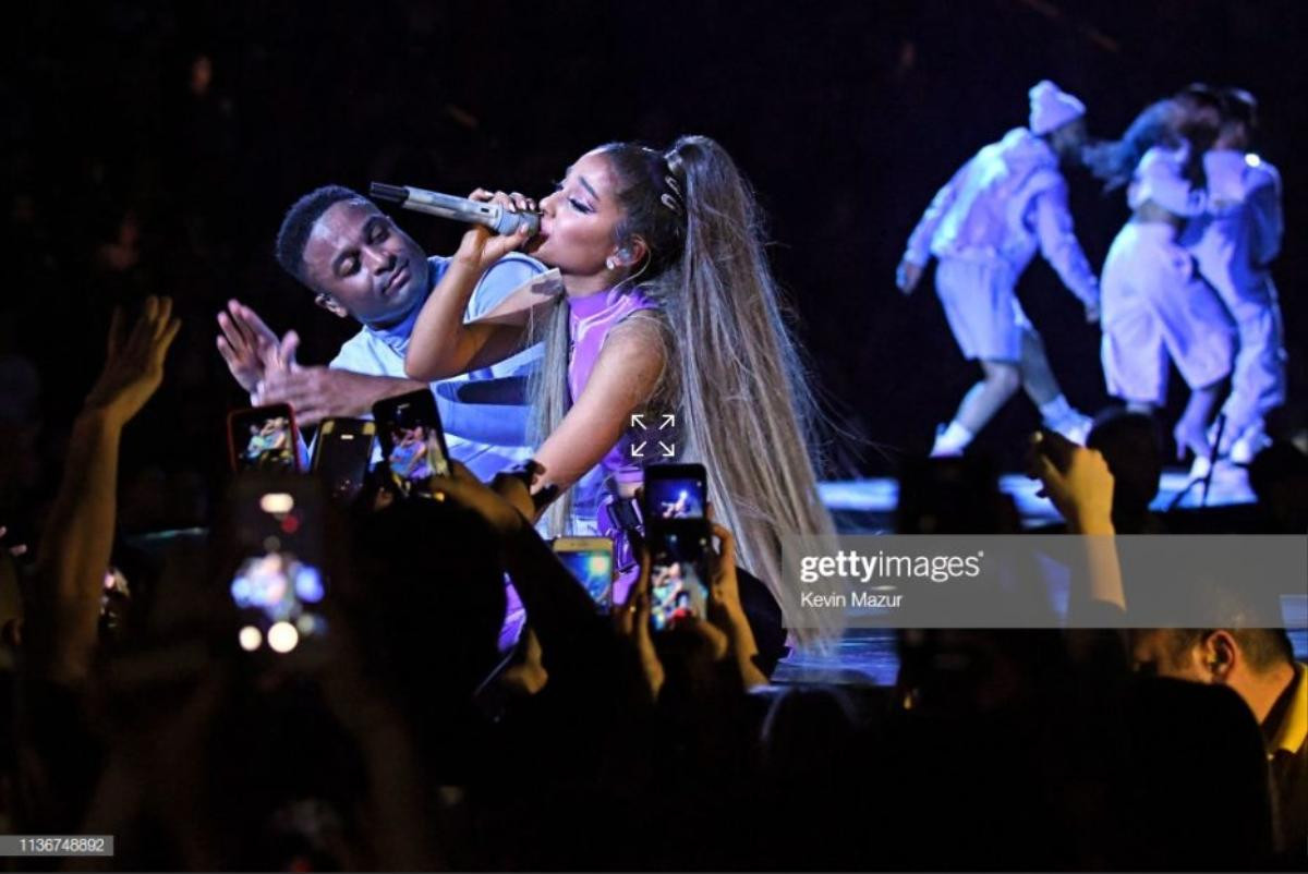 Tổng hợp ảnh lung linh từ 'Sweetener World Tour' đêm đầu tiên: Ariana Grande tưởng niệm Mac Miller khiến fan rơi nước mắt Ảnh 24