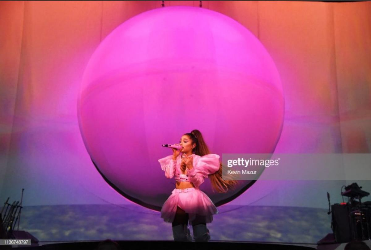 Tổng hợp ảnh lung linh từ 'Sweetener World Tour' đêm đầu tiên: Ariana Grande tưởng niệm Mac Miller khiến fan rơi nước mắt Ảnh 31