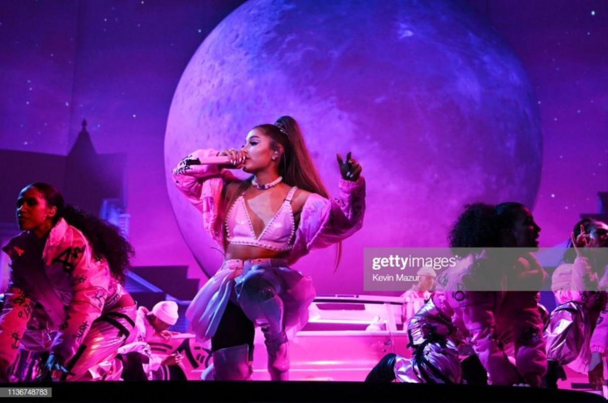 Tổng hợp ảnh lung linh từ 'Sweetener World Tour' đêm đầu tiên: Ariana Grande tưởng niệm Mac Miller khiến fan rơi nước mắt Ảnh 32