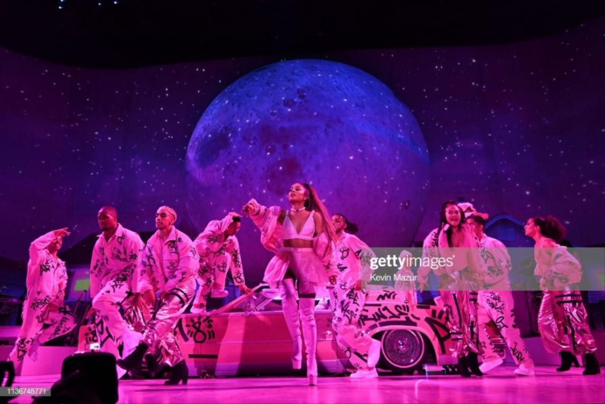 Tổng hợp ảnh lung linh từ 'Sweetener World Tour' đêm đầu tiên: Ariana Grande tưởng niệm Mac Miller khiến fan rơi nước mắt Ảnh 33