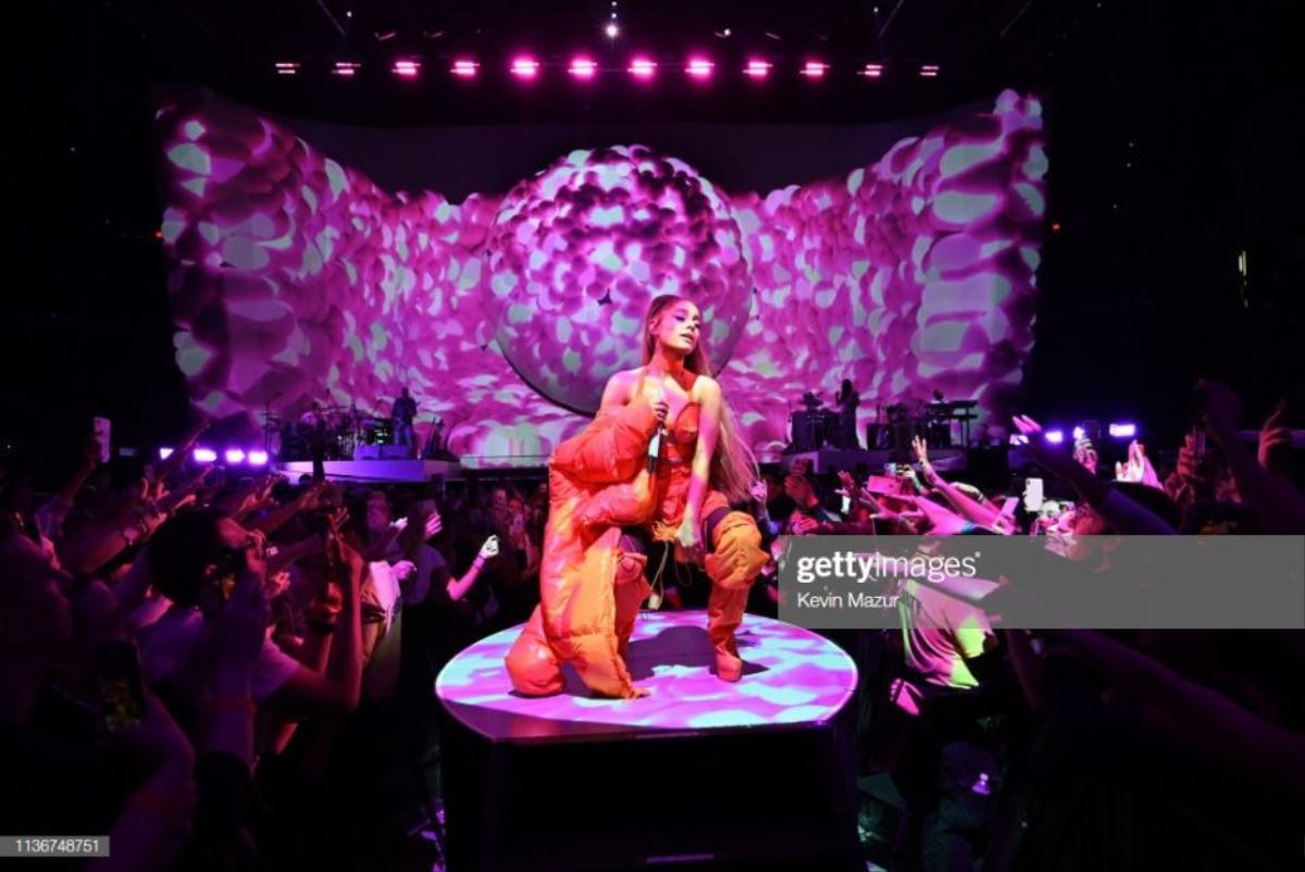 Tổng hợp ảnh lung linh từ 'Sweetener World Tour' đêm đầu tiên: Ariana Grande tưởng niệm Mac Miller khiến fan rơi nước mắt Ảnh 35