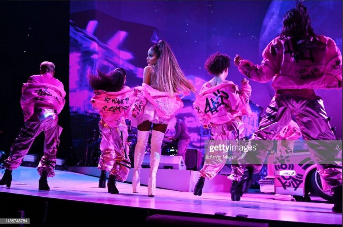 Bạn đã chờ bao lâu cho màn live 7 Rings đầu tiên từ Ariana Grande? Clip đó có tại đây! Ảnh 1