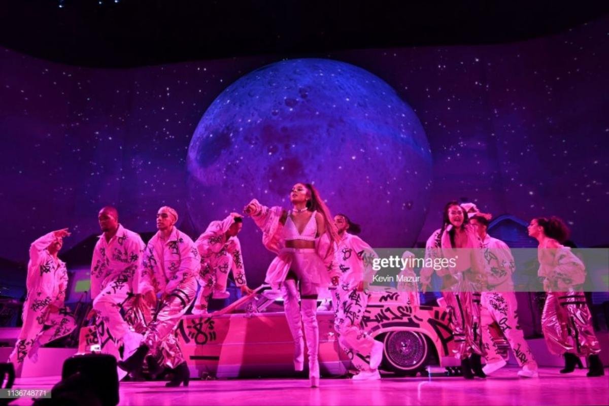 Bạn đã chờ bao lâu cho màn live 7 Rings đầu tiên từ Ariana Grande? Clip đó có tại đây! Ảnh 3