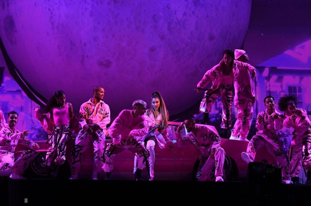 Bạn đã chờ bao lâu cho màn live 7 Rings đầu tiên từ Ariana Grande? Clip đó có tại đây! Ảnh 8