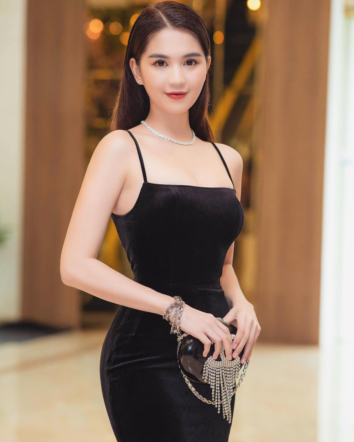 Lộ clip Ngọc Trinh pose dáng điên đảo ở hậu trường, ngầm khoe 'hàng xịn' không photoshop Ảnh 4