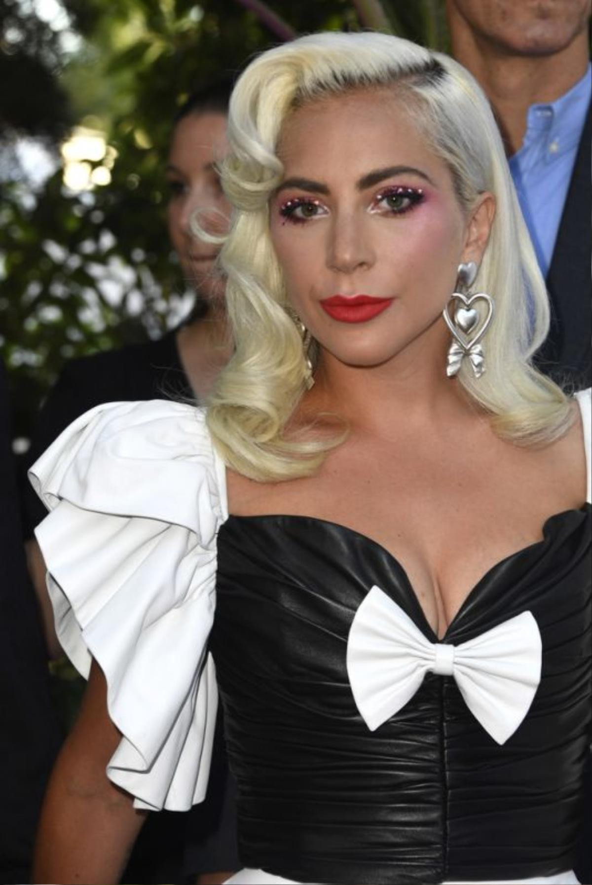 Lady Gaga quay ngoắt sang style bánh bèo như công chúa Disney Ảnh 12