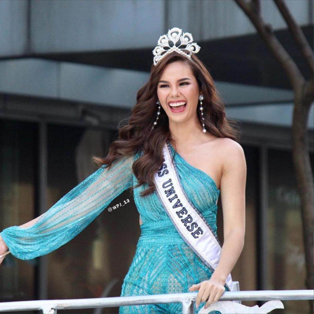 Catriona Gray tiết lộ lí do khiến vương miện Mikimoto 'sáu tỷ' bị gãy trong sự hân hoan bất ngờ! Ảnh 2