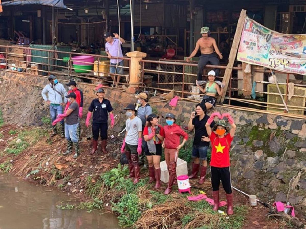 Trào lưu dọn rác của giới trẻ 'biến hóa' con kênh ô nhiễm nặng của Bình Phước trở nên xanh sạch khiến cộng đồng mạng tấm tắc khen ngợi Ảnh 4