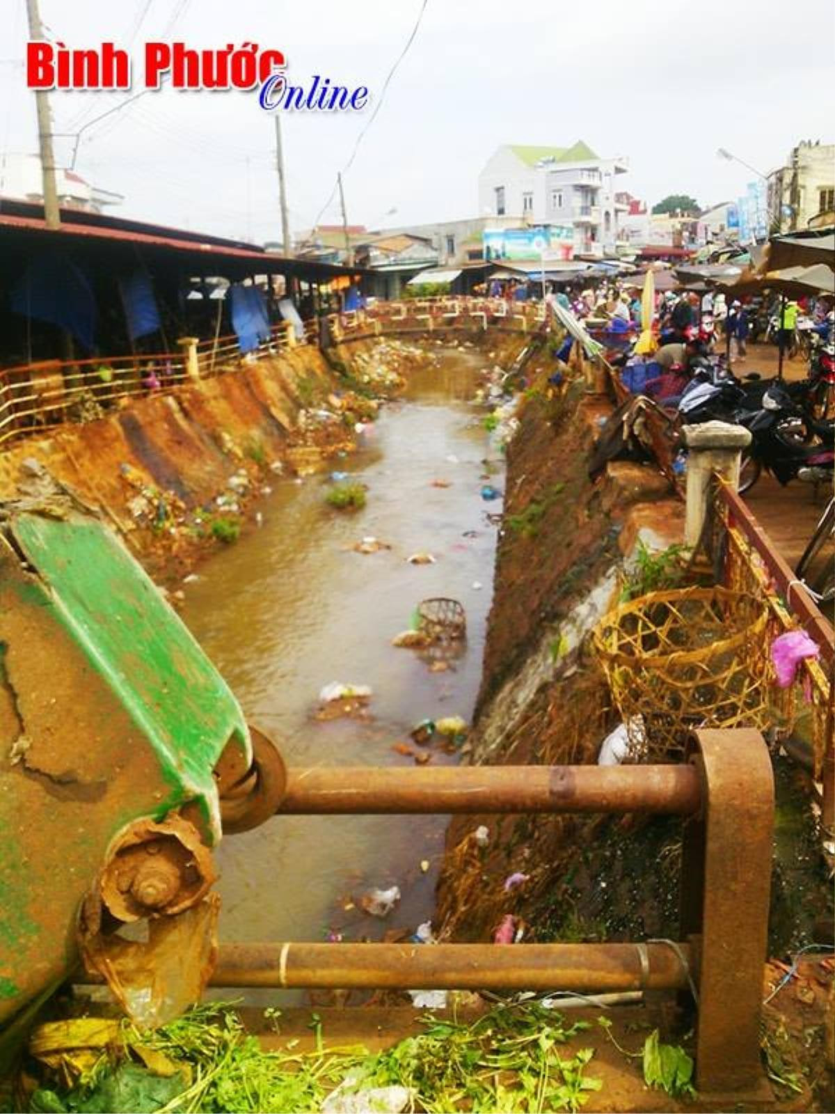 Trào lưu dọn rác của giới trẻ 'biến hóa' con kênh ô nhiễm nặng của Bình Phước trở nên xanh sạch khiến cộng đồng mạng tấm tắc khen ngợi Ảnh 2