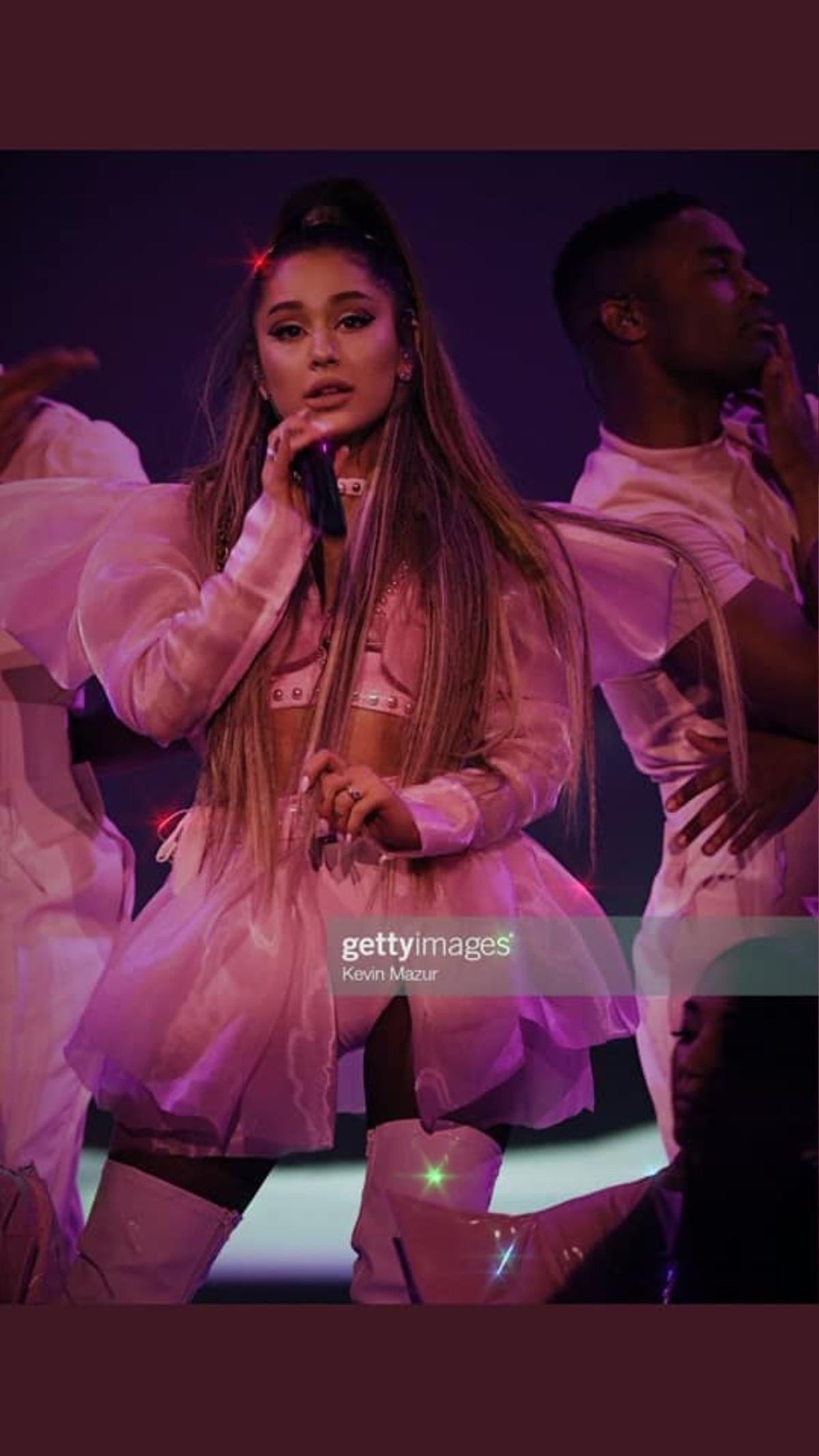 Sự cố 'dở khóc dở cười' đêm mở màn Sweetener World Tour: Ariana Grande… quên mang mic lên sân khấu Ảnh 5