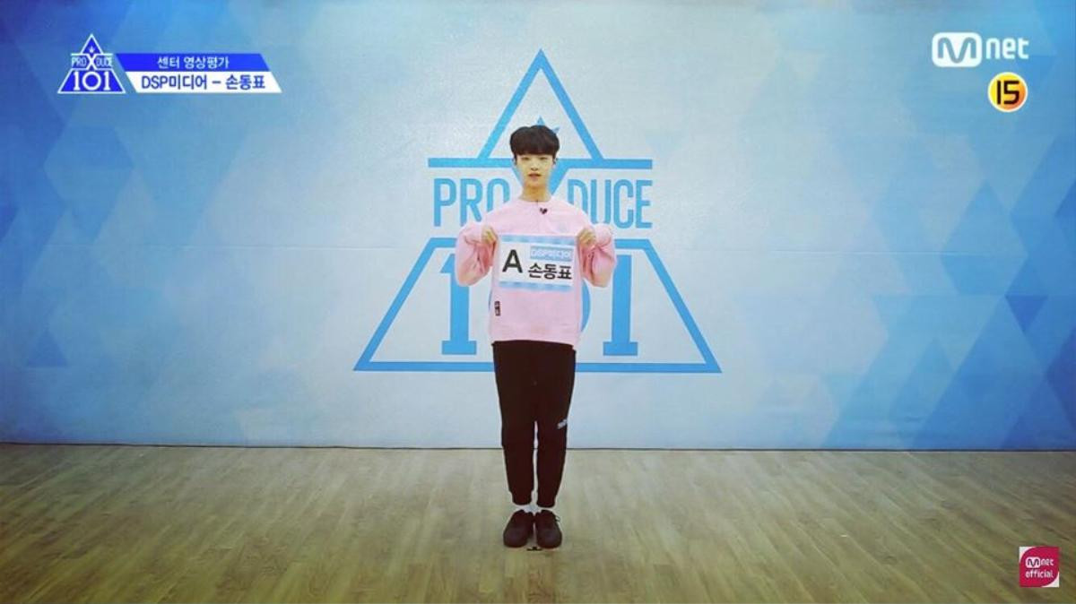 PRODUCE X 101 'một lần chơi lớn' khi công bố center mới trông không khác gì… học sinh tiểu học! Ảnh 1