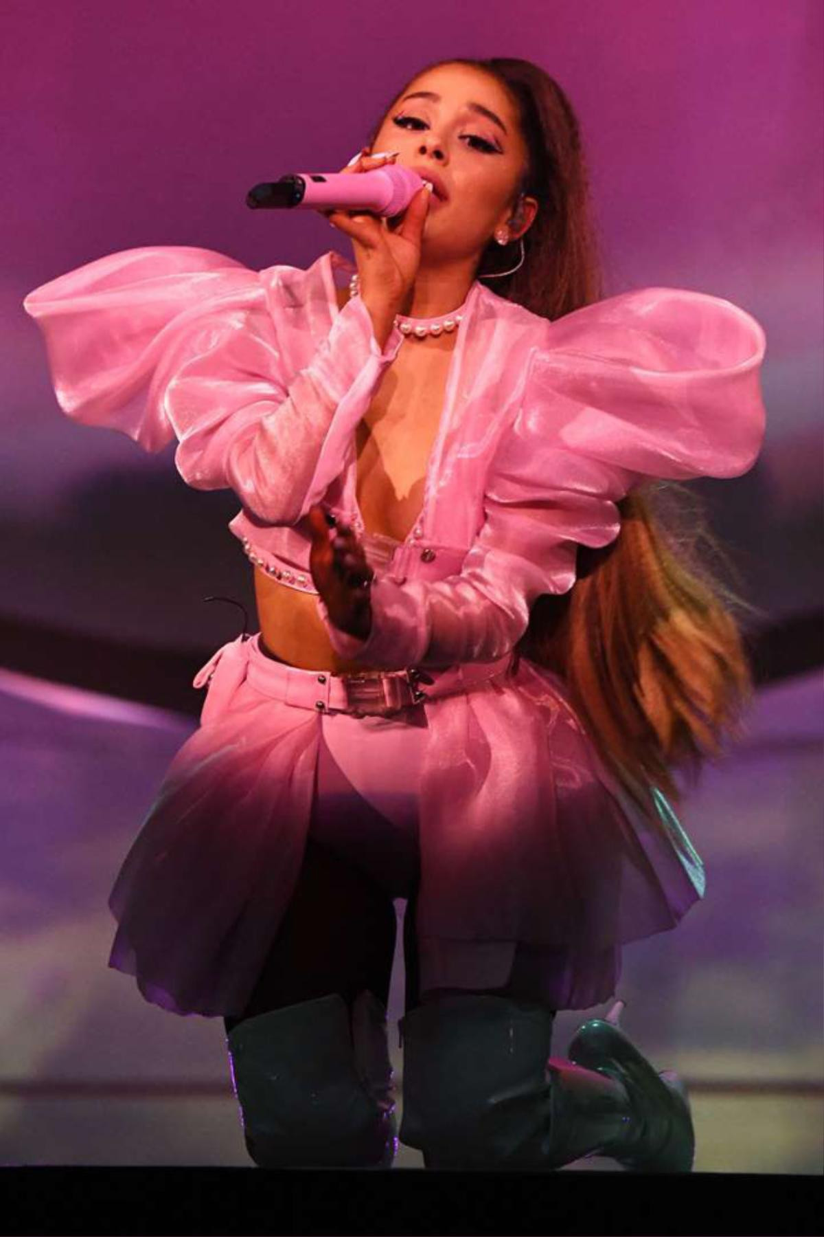 Tin được không, Ariana Grande diện đồ của NTK gốc Việt lên sân khấu! Ảnh 1