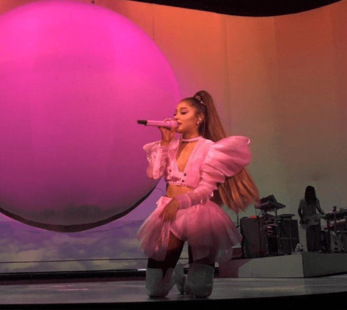 Tin được không, Ariana Grande diện đồ của NTK gốc Việt lên sân khấu! Ảnh 3