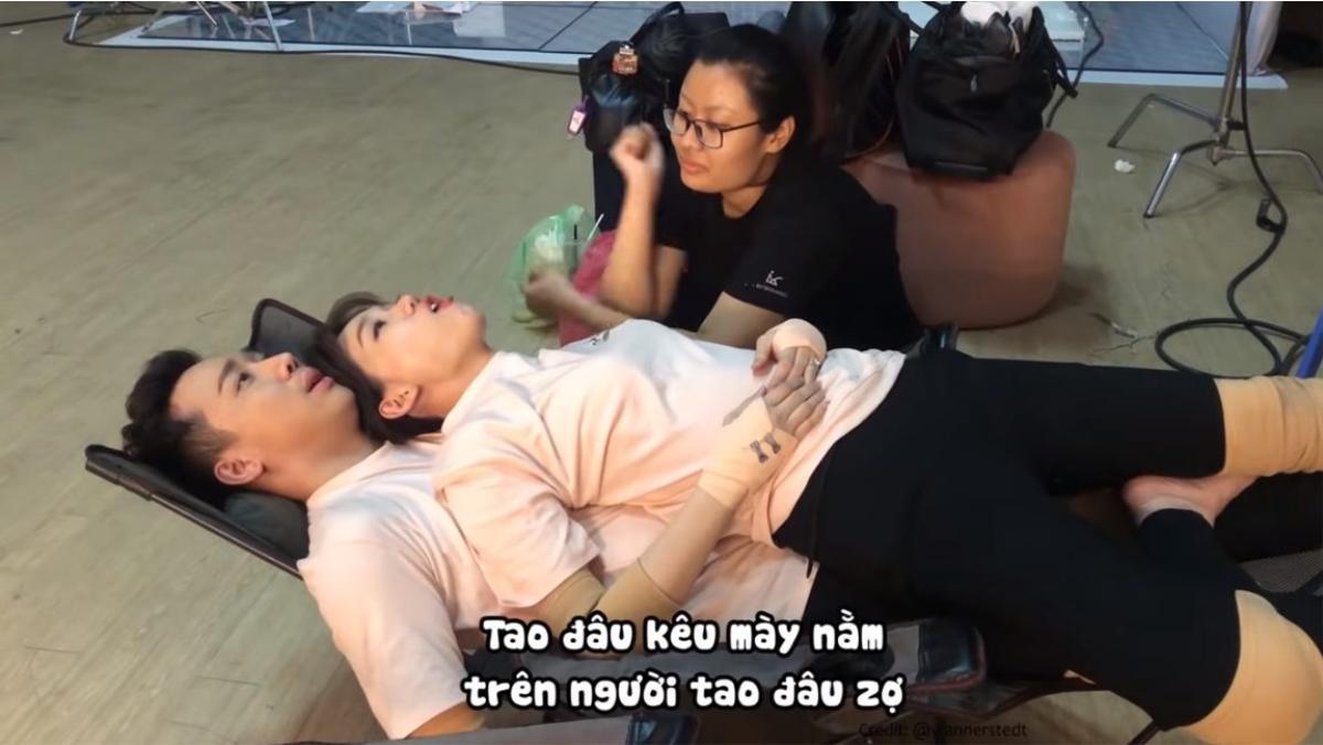 Hari Won nằm đè lên Trấn Thành nũng nịu chồng trước mặt mọi người Ảnh 2