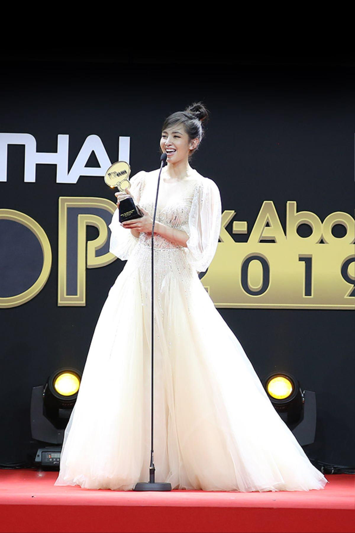 Dàn sao Thái Lan Bee Namthip, Bella Ranee, 9by, Weir Sukollawat 'đọ sắc' tại thảm đỏ MThai Top Talk-About 2019 Ảnh 18