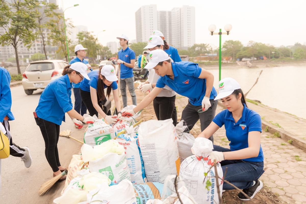 Á hậu Phương Nga và Bình An liên tục chăm sóc cho nhau khi tham gia hoạt động cộng đồng Ảnh 1