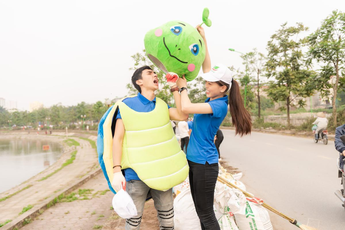 Á hậu Phương Nga và Bình An liên tục chăm sóc cho nhau khi tham gia hoạt động cộng đồng Ảnh 9