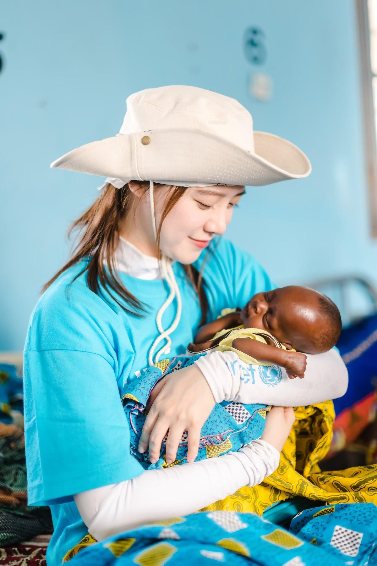 'Nàng cỏ' Goo Hye Sun trẻ đẹp bấp chấp tựa gái 18, tỏa sáng trong hành trình tình nguyện ở Châu Phi Ảnh 8