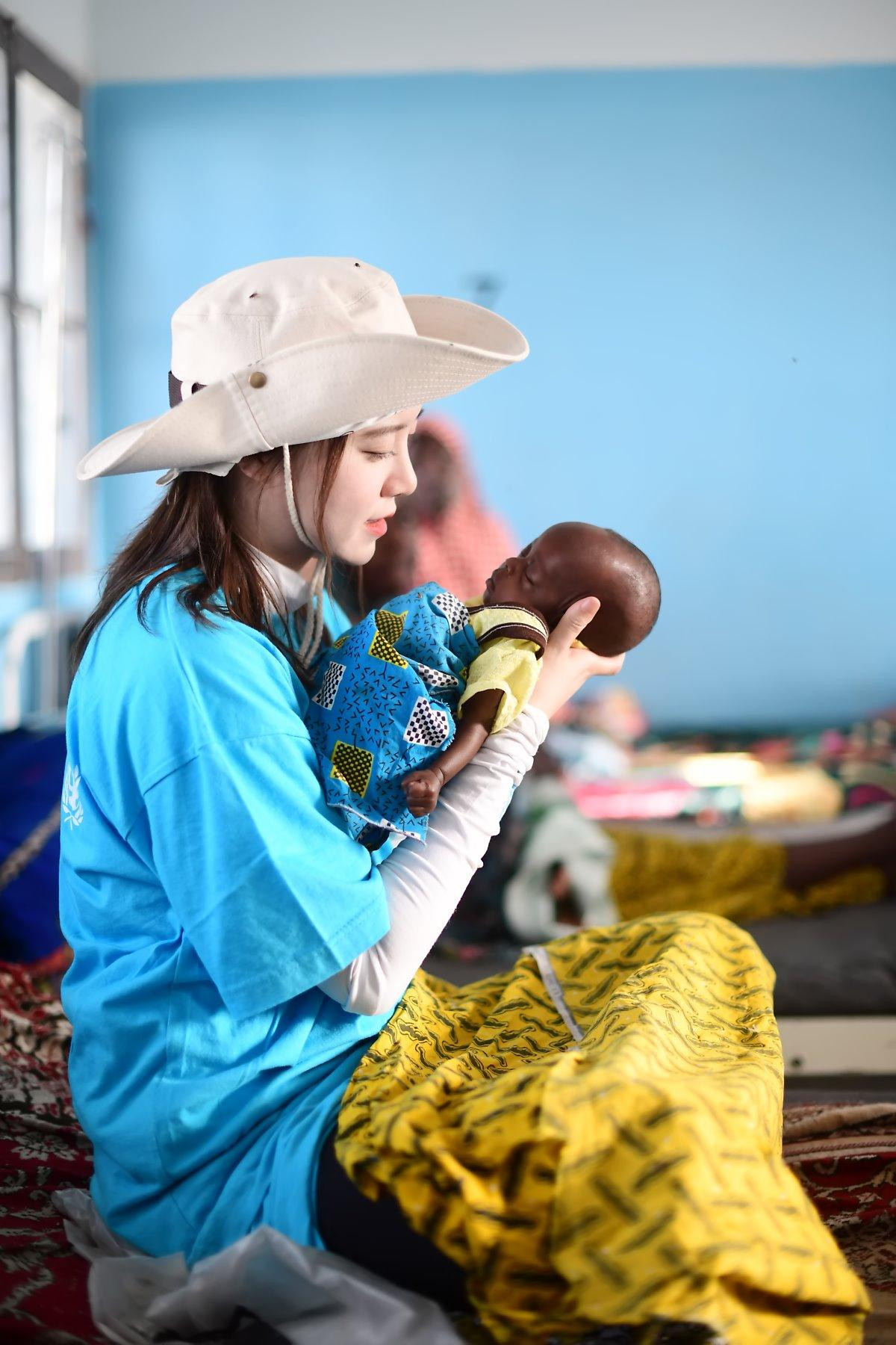 'Nàng cỏ' Goo Hye Sun trẻ đẹp bấp chấp tựa gái 18, tỏa sáng trong hành trình tình nguyện ở Châu Phi Ảnh 9