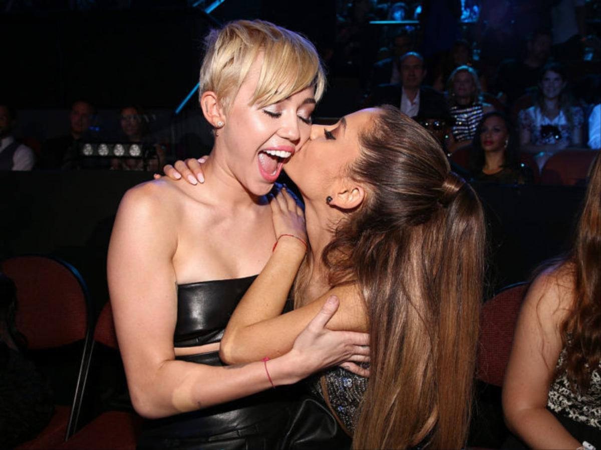 Thân thiết đến mức này, sao vẫn chưa thấy sản phẩm hợp tác Miley Cyrus và Ariana Grande? Ảnh 2