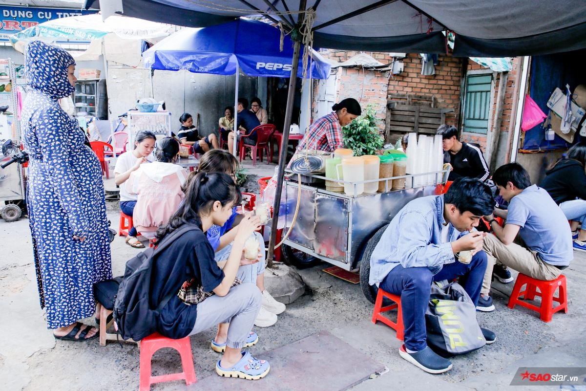 Hơn 20 năm 'gánh tàu hũ truyền thuyết' lưu giữ kỷ niệm cho bao thế hệ sinh viên Làng Đại học Ảnh 9