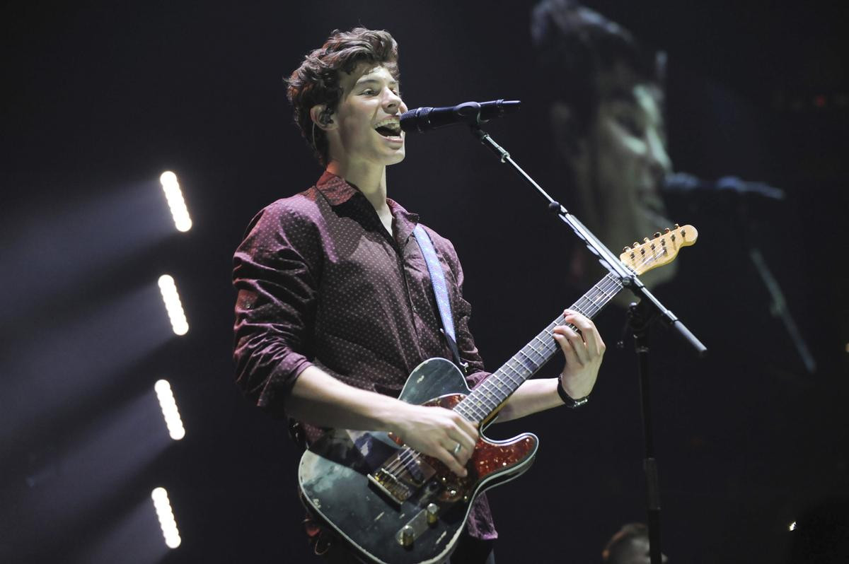 Fan thót tim trước clip Shawn Mendes suýt té trên sân khấu từ độ cao 2 mét Ảnh 4