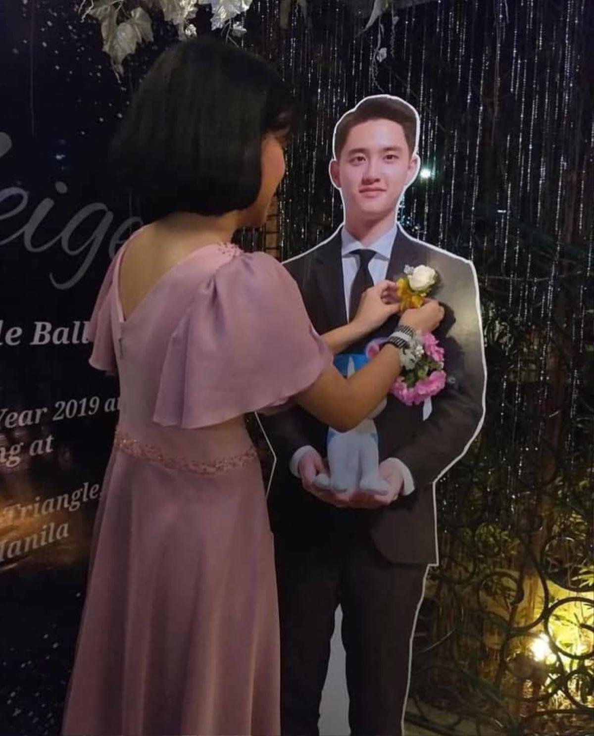 Cô nàng ‘chơi lớn’ chọn standee của D.O (EXO) làm bạn đồng hành dự prom, kết quả bức hình ẵm luôn giải King khiến mọi người trầm trồ Ảnh 2