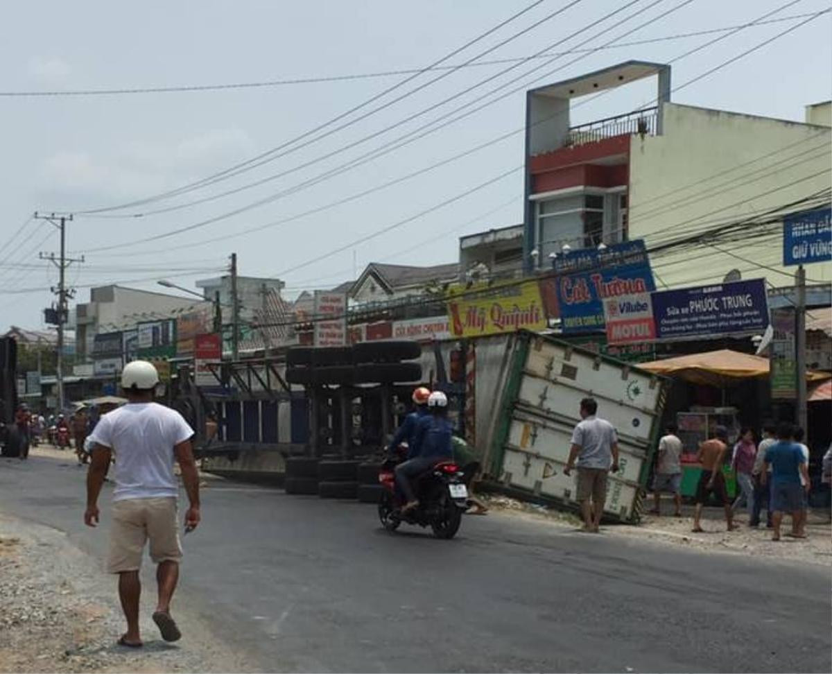 NÓNG: Container lật ngang đường đè 3 người đi xe máy tử vong ở Đồng Tháp Ảnh 1