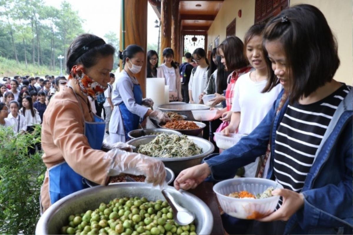 Khóa tu mùa hè của chùa Ba Vàng có gì mà suốt 10 năm, mỗi năm thu hút hàng nghìn sinh viên đến dự? Ảnh 4