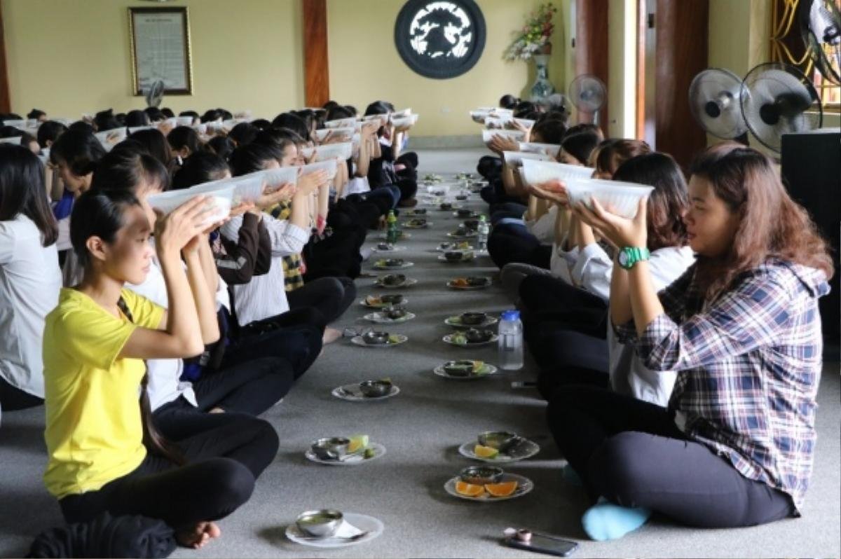 Khóa tu mùa hè của chùa Ba Vàng có gì mà suốt 10 năm, mỗi năm thu hút hàng nghìn sinh viên đến dự? Ảnh 5