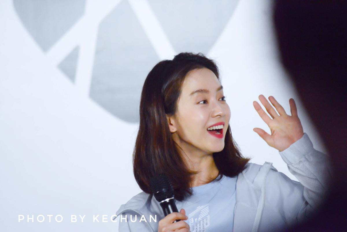 Vô vàn biểu cảm đáng yêu, khoảnh khắc hóa nữ thần của 'mợ ngố' Song Ji Hyo tại sự kiện ở Trung Quốc Ảnh 7