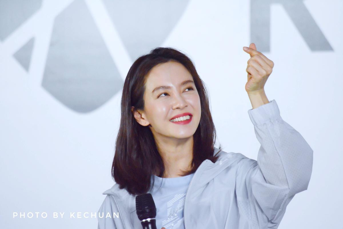 Vô vàn biểu cảm đáng yêu, khoảnh khắc hóa nữ thần của 'mợ ngố' Song Ji Hyo tại sự kiện ở Trung Quốc Ảnh 9