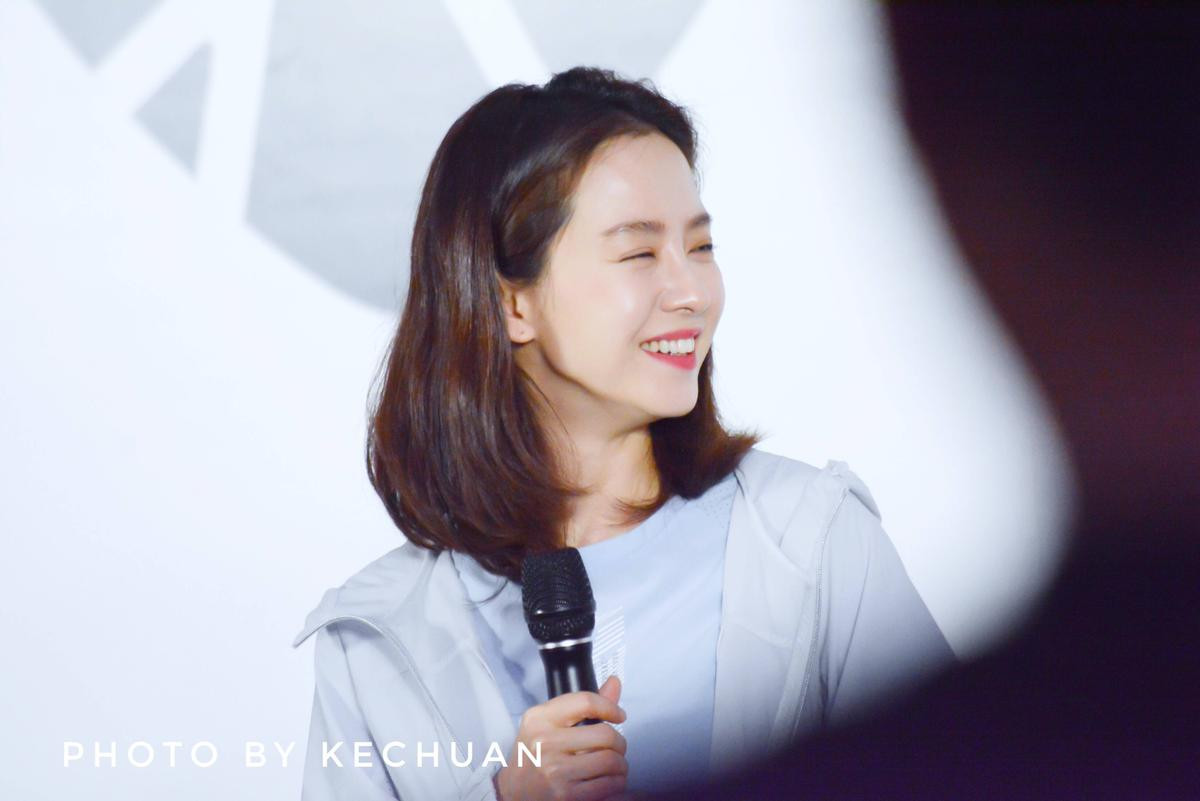 Vô vàn biểu cảm đáng yêu, khoảnh khắc hóa nữ thần của 'mợ ngố' Song Ji Hyo tại sự kiện ở Trung Quốc Ảnh 5