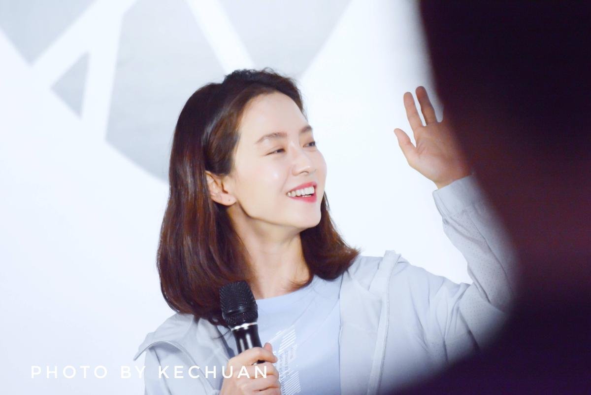 Vô vàn biểu cảm đáng yêu, khoảnh khắc hóa nữ thần của 'mợ ngố' Song Ji Hyo tại sự kiện ở Trung Quốc Ảnh 6