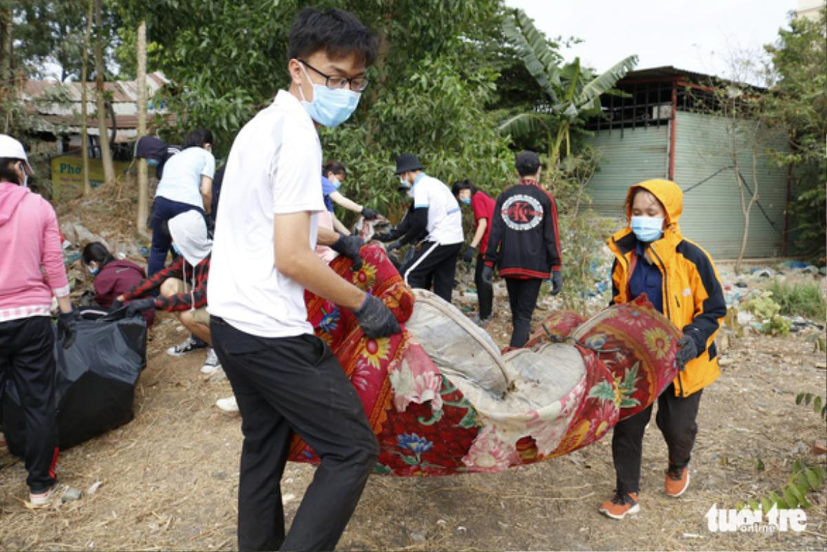 Sinh viên Sài Gòn cùng nhau đi dọn rác Ảnh 4