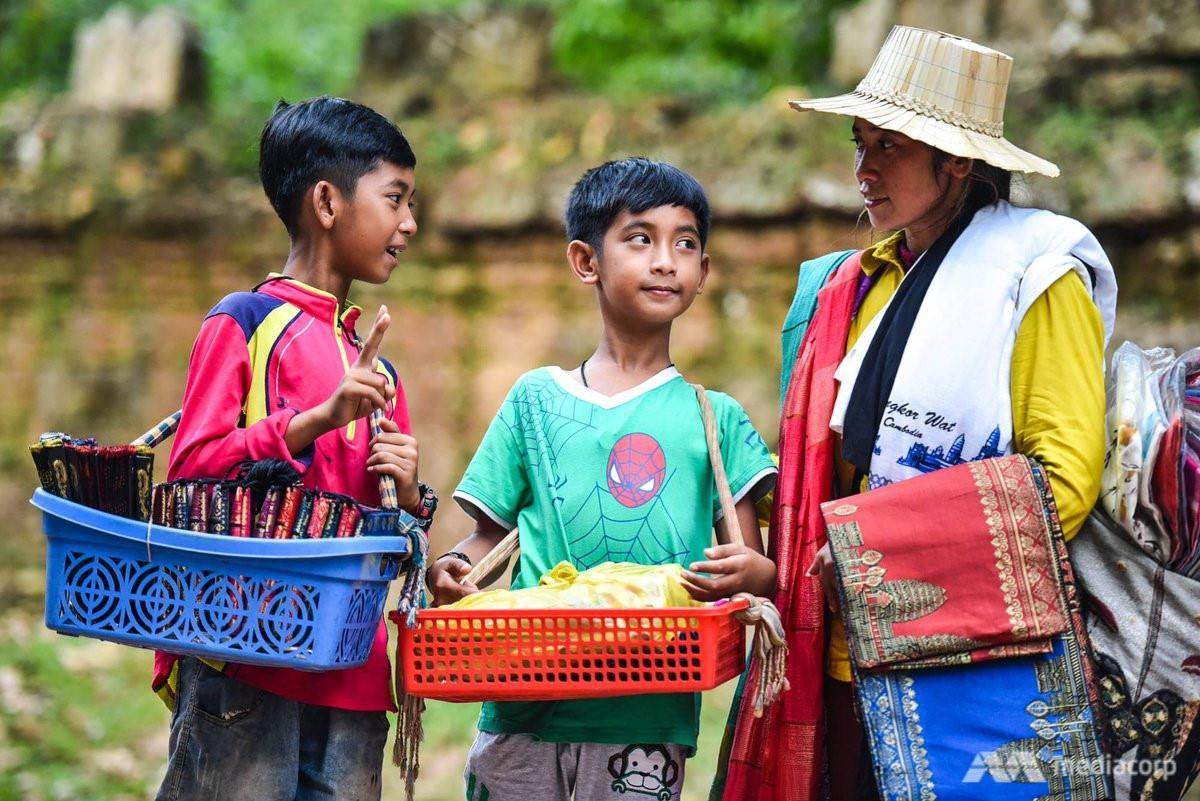 Cậu bé bán rong nói 16 thứ tiếng và chuyện đổi đời nhờ mạng xã hội Ảnh 1