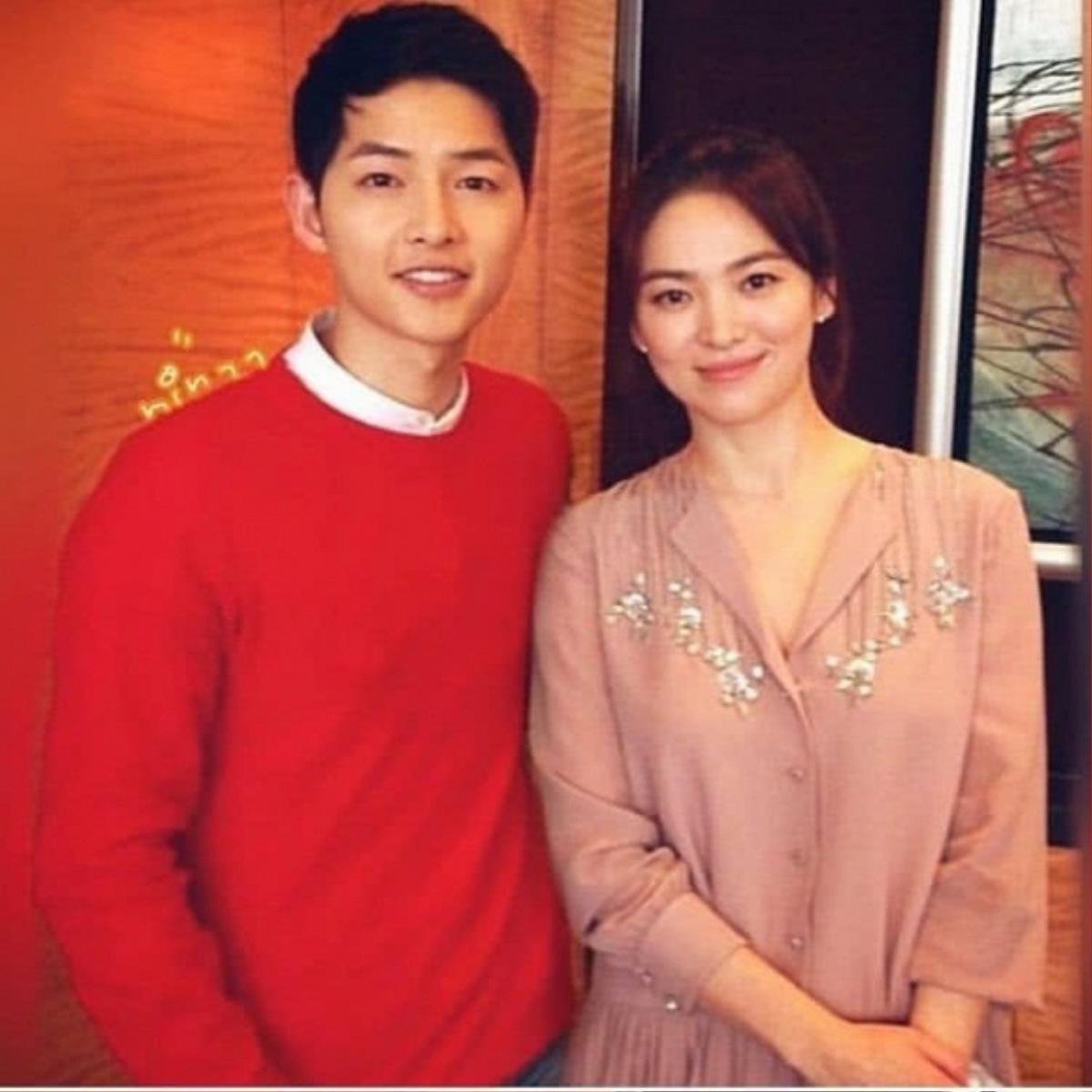 Xuất hiện bức ảnh 'đắt giá' Song Joong Ki và Song Hye Kyo đứng cạnh nhau và sự thật bất ngờ đằng sau Ảnh 1